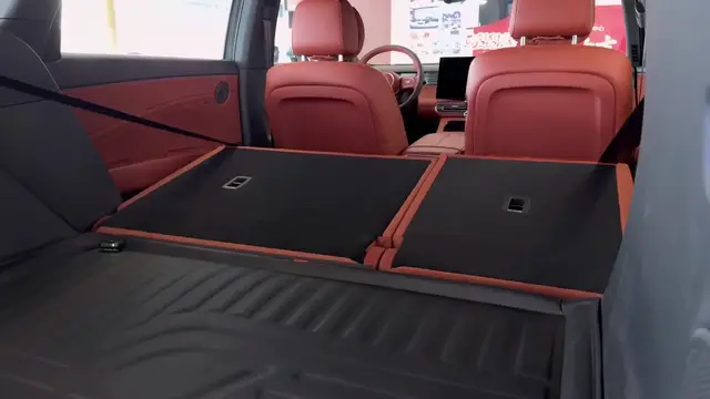 Video thumbnail for 2026 Hongqi HS6 PHEV Walkaround Experience