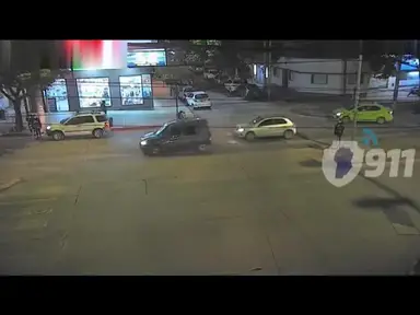 'Video thumbnail for Chófer de app evadió un control, atropelló a un policía y lo llevó en capot por más de tres cuadras'
