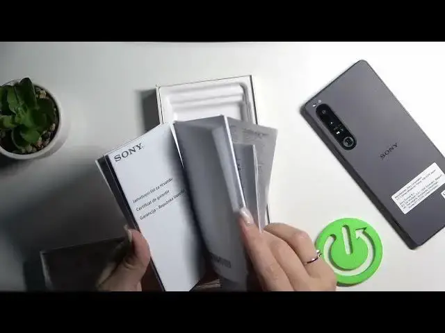 Video thumbnail for SONY Xperia 1 IV All Box Accessorises - Unboxing