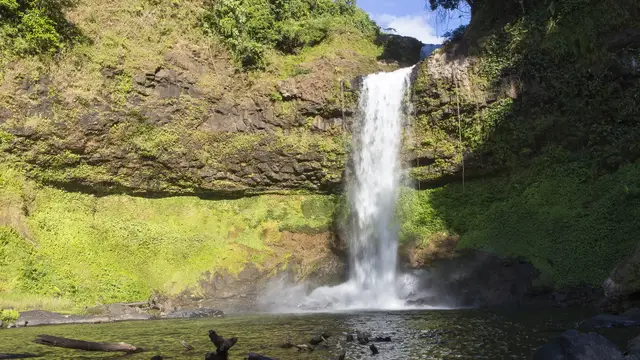 Video thumbnail for Baan E-Tu Waterfall auf dem Bolaven-Plateau in Laos