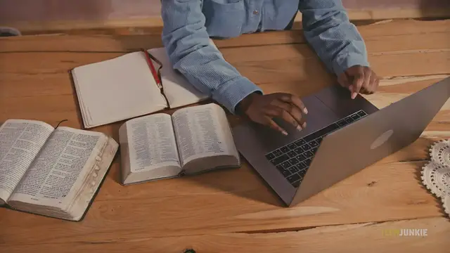 'Video thumbnail for How to View Edit History on Google Keep'