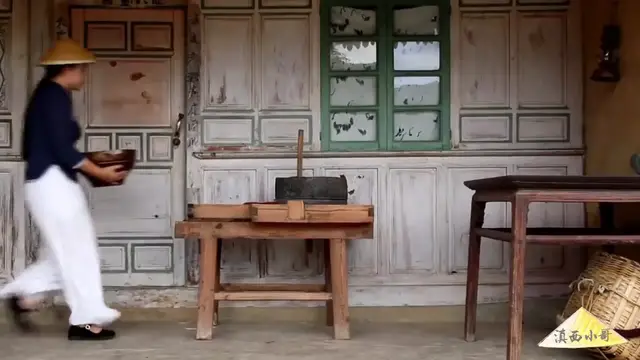 'Video thumbnail for 石磨米糕，记忆中最好吃的零食。【滇西小哥】 (720p 25fps)'
