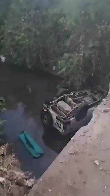 Video thumbnail for Ambulancia vuelca en un río en Villanueva Chinandega
