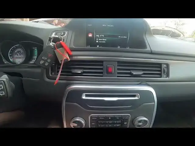 Video thumbnail for How to Check Number of Keys in Volvo V70 III ( 2007 - 2016 ) | How Many Keys Does the Car Have?