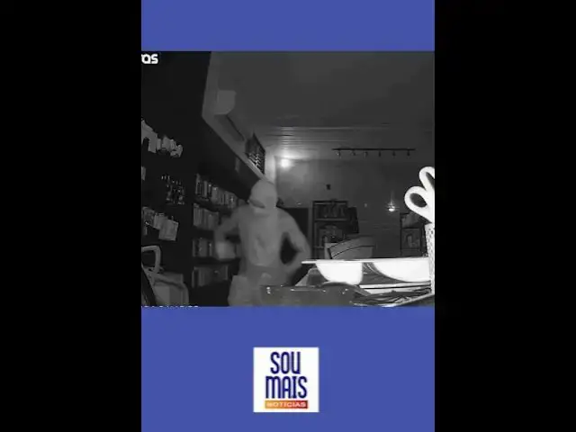 Video thumbnail for Câmera flagra momento em que homem invade loja e esconde celulares na calça antes de fugir