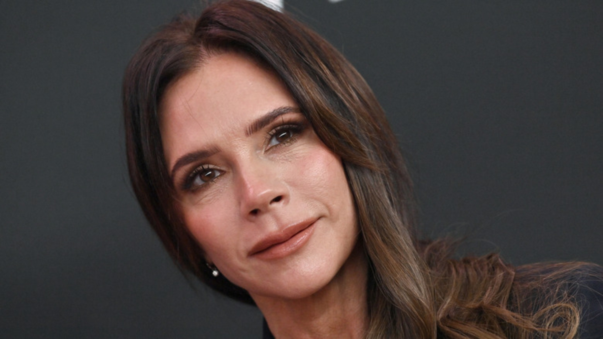 Video thumbnail for Before And After Pics Of Victoria Beckham Hint Those Plastic Surgery Rumors Aren't BS