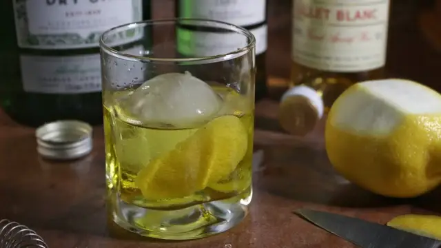 Video thumbnail for Classic White Negroni Recipe