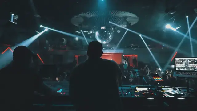 Video thumbnail for Erleben Sie das Nachtleben in Berlin: Clubs, Bars und Festivals