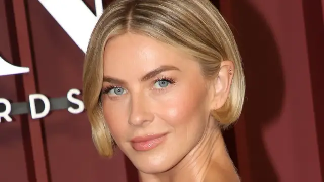'Video thumbnail for Julianne Hough's Stunning Dancing With The Stars Look Has Fans Gushing'