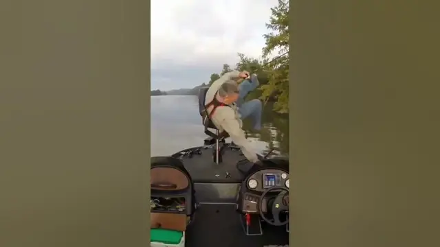 Video thumbnail for How to (not) set the hook #fail #fishing #shorts #bassfishing