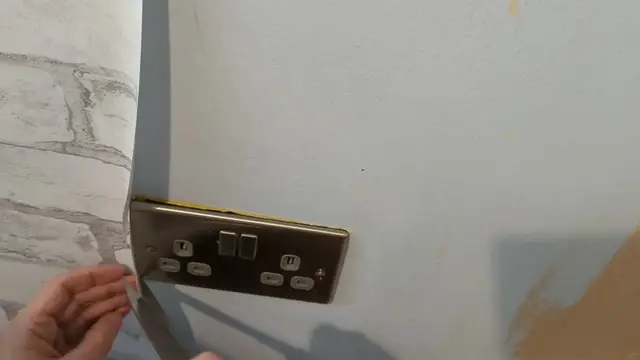 Video thumbnail for Fixing a wallpaper mess up around a plug socket