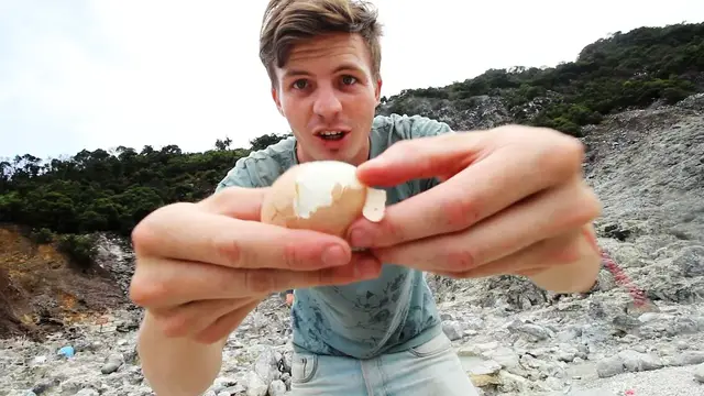 Video thumbnail for EATING VOLCANO EGGS (Tangkuban Perahu, Bandung)