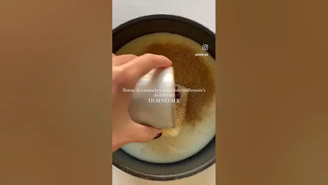 'Video thumbnail for Barras de caramelo y chocolate millionaire's shortbread receta Horno MX #shorts #receta #shortbread'