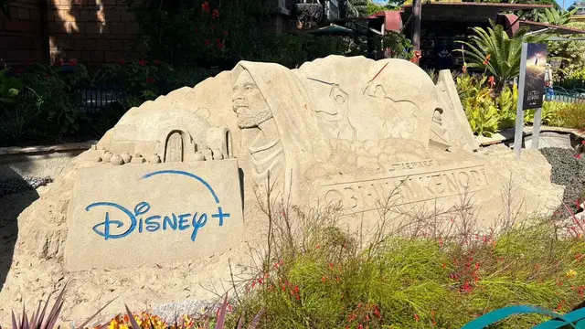 Video thumbnail for Obi-Wan Kenobi Sand Sculpture in Downtown Disney District - Disneyland Resort
