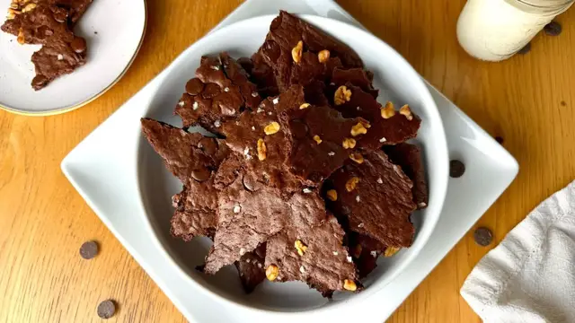 'Video thumbnail for Crispy Chocolatey Brownie Brittle Recipe'
