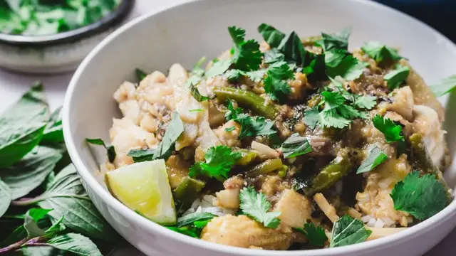 'Video thumbnail for Kaeng Pa (Thai Jungle Curry) With Fish Recipe'