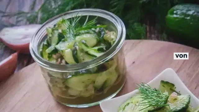 Video thumbnail for GURKENSALAT MIT ESSIG & ÖL