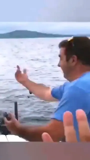 Video thumbnail for How to (not) hold a fish #fail #fishingfail #fishinglife