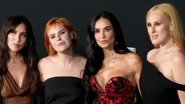 Video thumbnail for Demi Moore's Daughters Are Absolutely Gorgeous