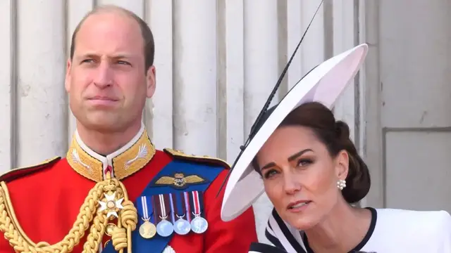 Video thumbnail for This Viral Balcony Moment Shows Kate Cutting Off William