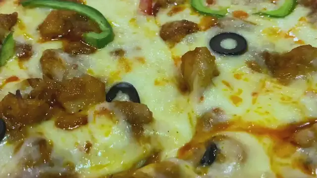 Video thumbnail for Mexican hot pizza