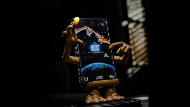 Video thumbnail for ET Movie Wireless Charger by Power Idolz