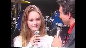 Video thumbnail for Vanessa Paradis parle de Serge Gainsbourg avec Michel Drucker - 1990