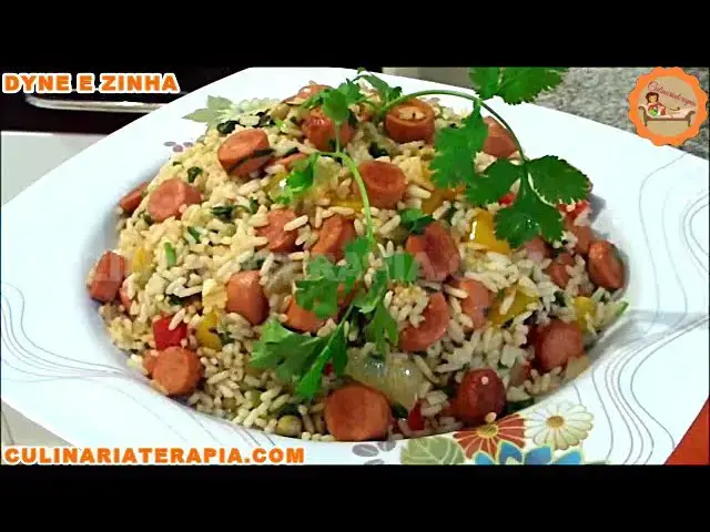 Video thumbnail for Aprenda a Fazer Arroz com Salsichas e Legumes em Uma Panela Só - Almoço Fácil e Econômico