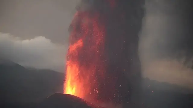 Video thumbnail for La Palma volcano eruption: lava fountains and new flank vent 24 Sep 2021