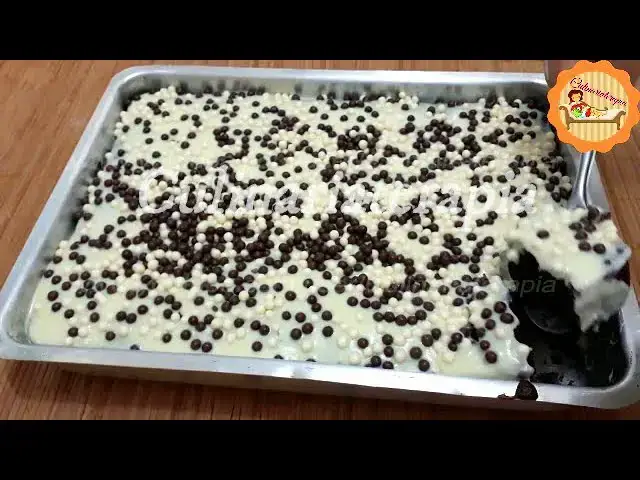 Video thumbnail for BOLO DE CHOCOLATE FÁCIL E RÁPIDO COM COBERTURA CREMOSA DE LEITE NINHO - BOLO CHOCONINHO
