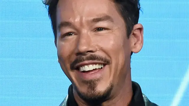 'Video thumbnail for David Bromstad's Stunning Transformation Is Raising Eyebrows'