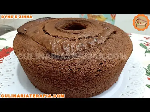 Video thumbnail for Bolo Caseiro Amanteigado de Chocolate Super Fofinho Rápido e Fácil - Aula Completa Faça e Venda