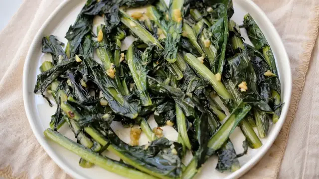 'Video thumbnail for Sautéed Dandelion Greens With Garlic Recipe'