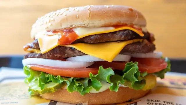 Video thumbnail for 8 Fast-Food Restaurants That Still Cook Burgers On A Grill