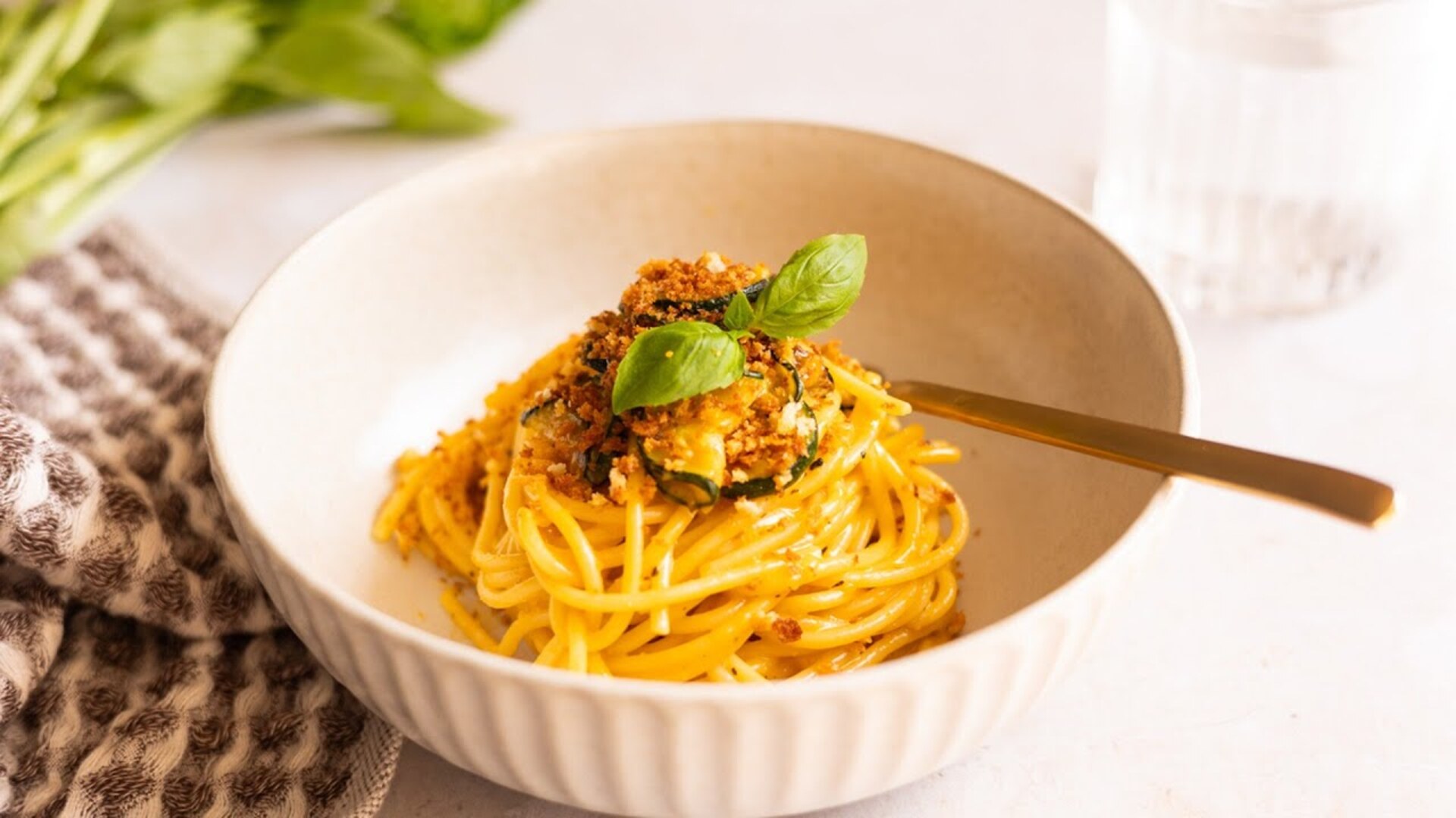 Video thumbnail for Vegetarian Spaghetti "Carbonara" Recipe