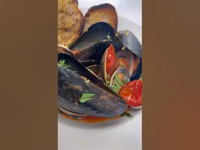 Video thumbnail for Zuppa di cozze, vongole & pomodori del Piennolo #cuisineitalienne #recetteitalienne