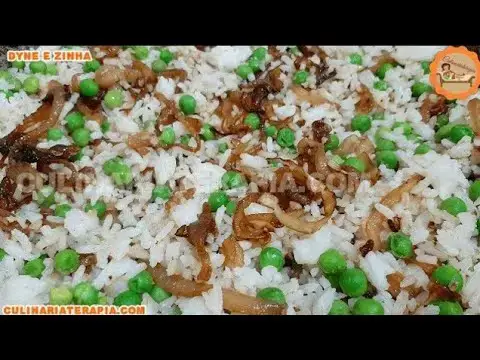 Video thumbnail for Arroz especial com ervilhas e cebolas caramelizadas - Culinária Terapia por Dyne e Zinha