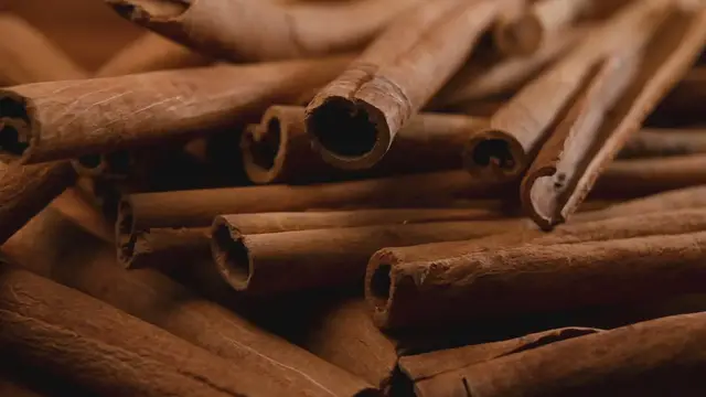Video thumbnail for What does it mean to put cinnamon on the Christmas tree