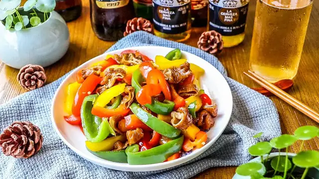 'Video thumbnail for Chinese Pork Intestine Recipe: Braised And Deep Fried Style'
