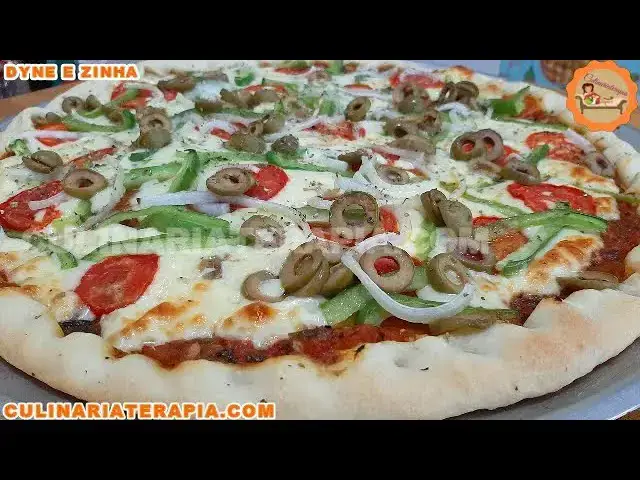 Video thumbnail for Pizza Caseira Fácil e Rápida Igual as Melhores Pizzarias - Dyne e Zinha