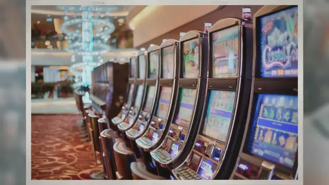 Video thumbnail for How Does a Slot Machine Know If My Bills Are Real?
