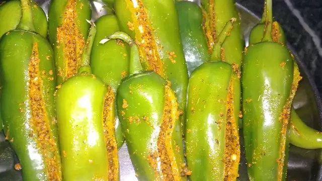 Video thumbnail for बिना भूख सिर्फ इस हरीमिर्च से ही चार-चार रोटी खा जाएंगे अगर ऐसे बनाएँगे #हरीमिर्च का आचार