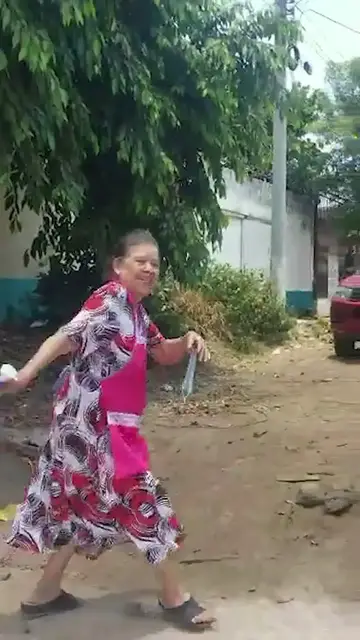 Video thumbnail for Salvadoreña regala comida gratis y este acto de generosidad a trabajadores de la calle se hace viral