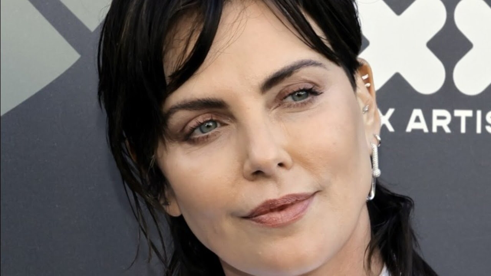 Video thumbnail for Charlize Theron's Transformation Is Completely Gorgeous