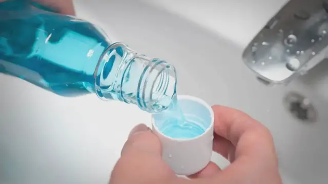 Video thumbnail for 14 usos del enjuague bucal que no conocías