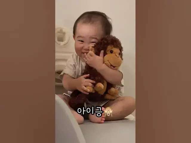 Video thumbnail for 미끄럼틀 타는 아기에게 애착인형을 주면 벌어지는 일