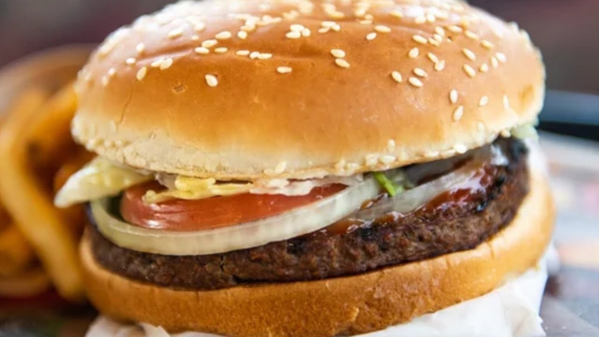 Video thumbnail for This Is What Makes Burger King's Whoppers So Delicious
