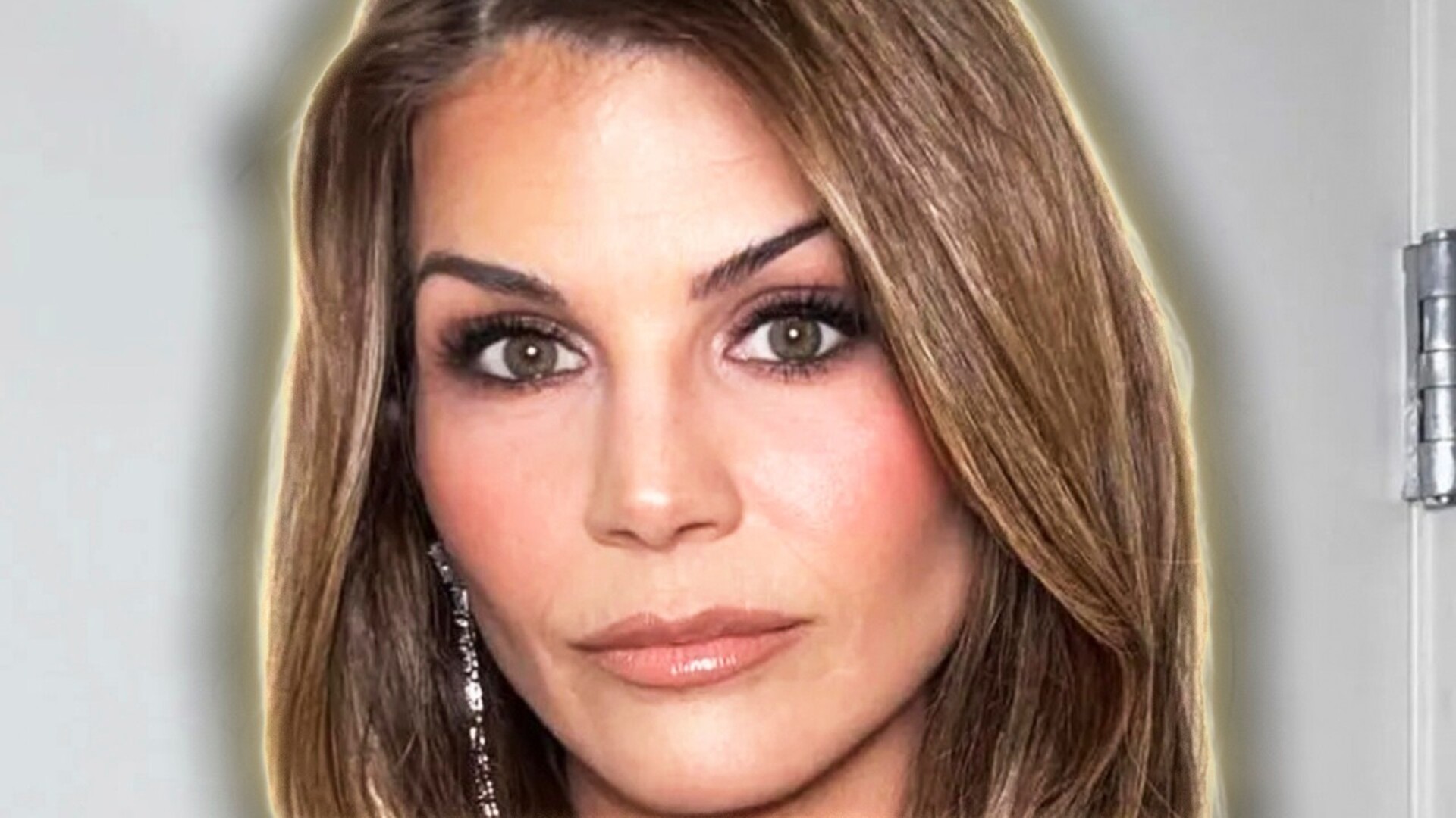Video thumbnail for Lori Loughlin's New Face Sparks Plastic Surgery Rumors