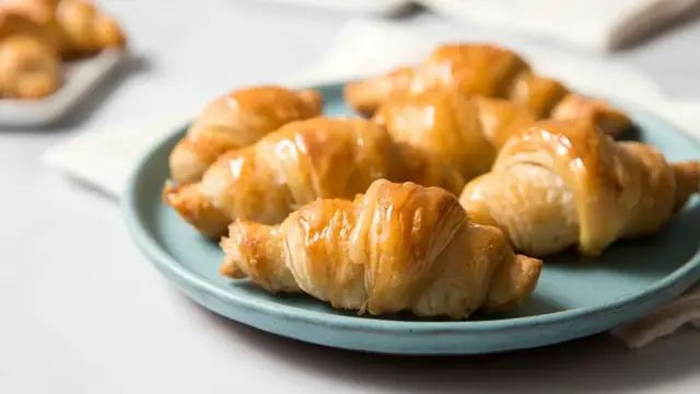 'Video thumbnail for Make Cheddar's Famous Honey Butter Croissants Right At Home'