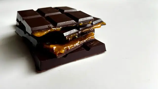 Video thumbnail for Mango Chili-Stuffed Chocolate Bar Recipe